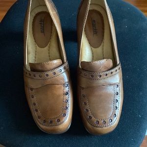 Womens shoes. Earth brand by walking company. Size 7 , heel 2 and half in.